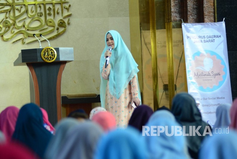 Ketua Umum Muslimah Syari Indonesia Risty Tagor hadir memberikan Tausiyah pada majelis taklim Muslimah Syari Indonesia, di Masjid Al Muttaqin, Gedung Sate, Kota Bandung, Jumat (31/3).