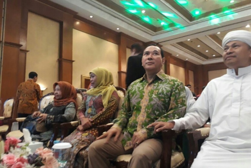 Ketua Umum Muslimat NU, Khofifah Indar Parawansa, dan Tommy Soeharto di acara Rapimnas Muslimat NU, Jakarta, Senin (27/3).