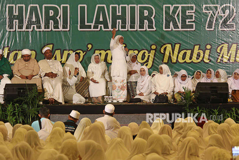 Ketua Umum Muslimat NU Khofifah Indar Parawansa (tengah) menyampaikan sambutan saat peringatan Hari Lahir (Harlah) ke-72 Muslimat NU di Surabaya, Jawa Timur, Rabu (18/4).