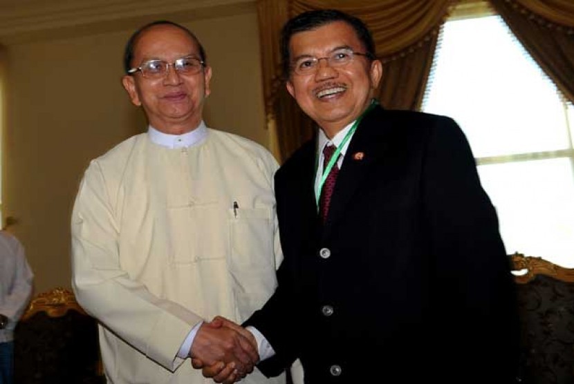  Ketua Umum Palang Merah Indonesia (PMI), Jusuf Kalla (kanan) bertemu dengan Presiden Myanmar, U Thein Shein di Istana Kepresidenan di Nay Pyi Taw, Myanmar, Jumat (10/8).