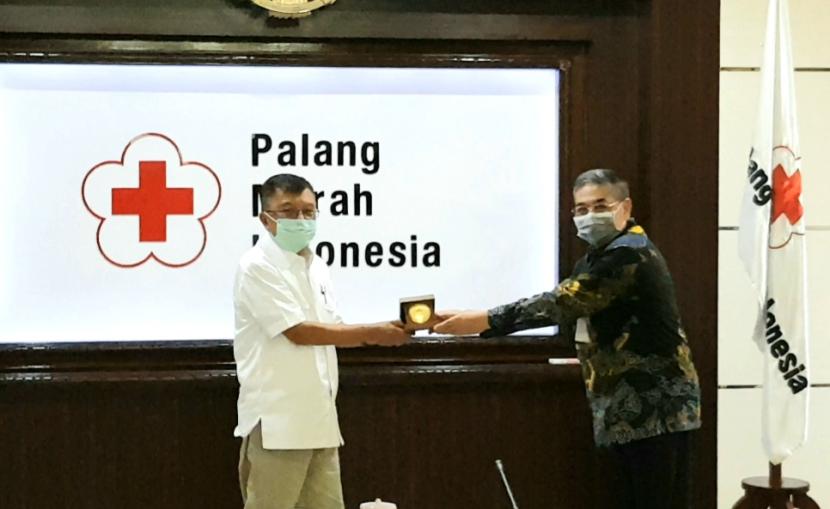 Ketua Umum Palang Merah Indonesia PMI Jusuf Kalla dan Sekjen PMI Sudirman Said melakukan nota kesepahaman (MoU) dengan lembaga Eijkmen dalam rangka kerja sama penelitian penyakit Infeksi dan Non Infeksi di Markas PMI, Jakarta, Rabu (15/4).