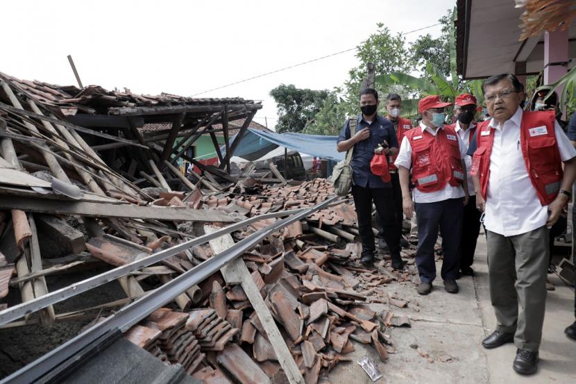 Ketua Umum Palang Merah Indonesia (PMI) Jusuf Kalla (JK) saat meninjau lokasi gempa Cianjur di pengungsian di RT 02/011 Kampung Nagrak, Desa Nagrak, Kecamatan Cianjur, Kabupaten Cianjur.