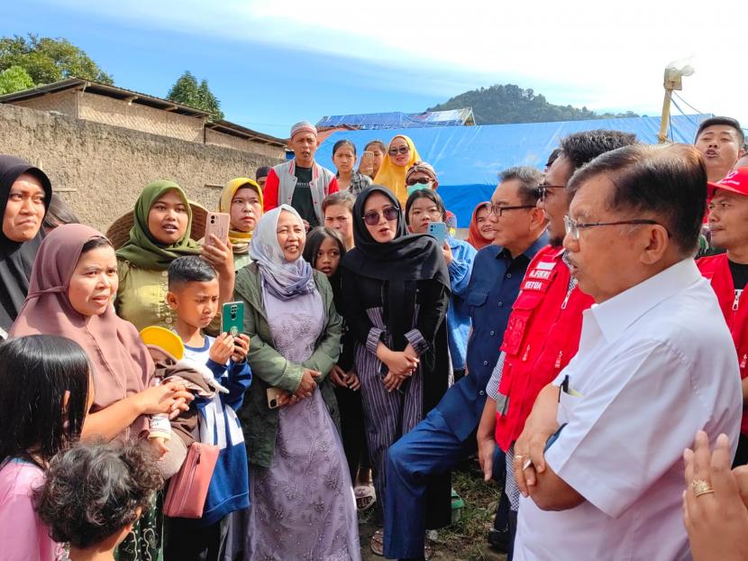 Ketua Umum Palang Merah Indonesia (PMI) Jusuf Kalla (JK) saat mengunjungi penyintas korban gempa Cianjur di hunian sementara (Huntara) PMI Desa Ciputri, Kampung Tunggilis, Cianjur, Jumat (7/4/2023). 