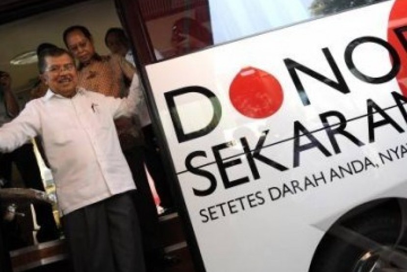 Ketua Umum Palang Merah Indonesia (PMI) Jusuf Kalla meninjau kesiapan mobil donor darah pada peluncuran kendaraan tersebut di Jakarta, Jumat (15/7). 