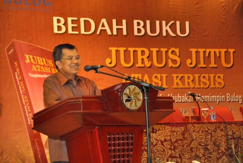 Ketua Umum Palang Merah indonesia (PMI) Jusuf kalla, saat memberikan sambutannya pada acara bedah buku 