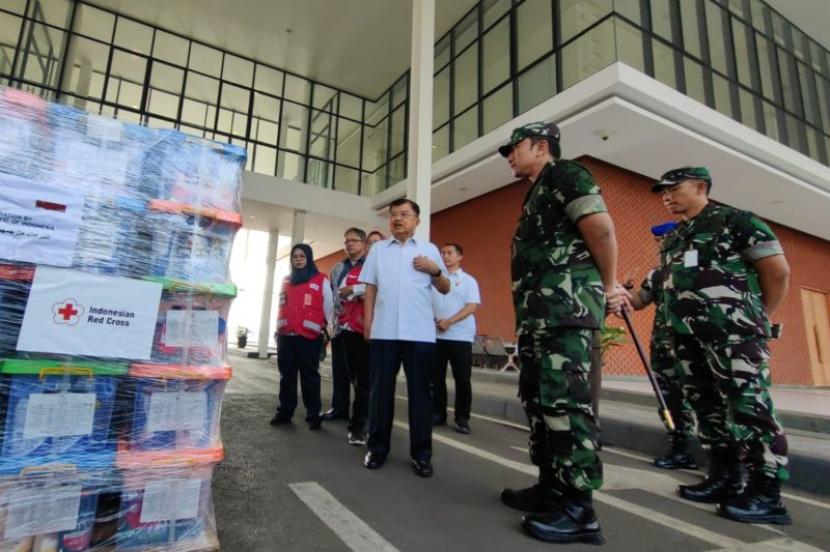 General Chair of the Indonesian Red Cross (PMI) M Jusuf Kalla (JK) inspects 26 tons of PMI aid for Palestine at Halim Perdanakusuma Airport, East Jakarta, Friday (3/11/2023).