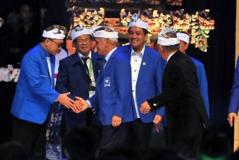 Ketua Umum PAN Hatta Rajasa menjabat tangan Ketua DPP PAN Zulkifli Hasan, yang maju sebagai calon ketua umum periode 2015-2020.