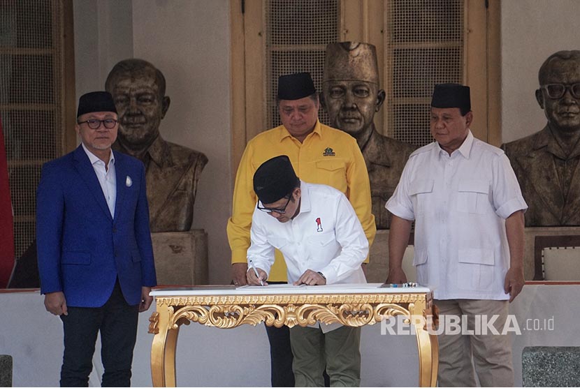 Ketua Umum PKB Muhaimin Iskandar menandatangan saat deklarasi dukungan Pilpres 2024 disaksikan Ketua Umum PAN, Ketua Umum Partai Golkar,  Ketua Umum Partai Gerindra   di Museum Perumusan Naskah Proklamasi, Jakarta, Ahad (13/8/2023). 
