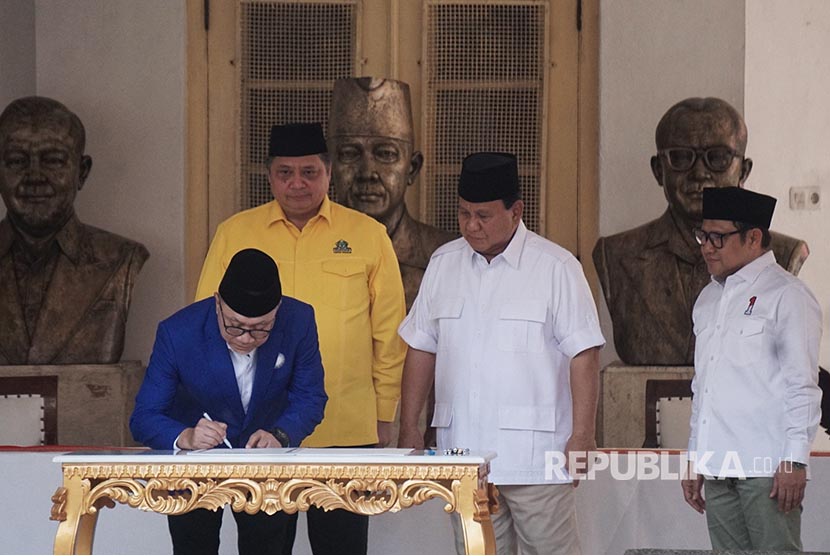 Ketua Umum PAN Zukifki Hasan menandatangani naskah dukungan Pilpres 2024 disaksikan Ketua Umum Partai Golkar,  Ketua Umum Partai Gerindra dan Ketua Umum PKB di Museum Perumusan Naskah Proklamasi, Jakarta, Ahad (13/8/2023). 