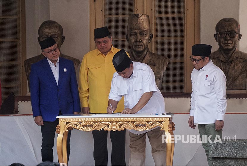 Ketua Umum Partai Gerindra Prabowo Subianto menandatangani naskah dukungan Pilpres 2024 disaksikan Ketua Umum Partai Golkar,  dan Ketua Umum PKB di Museum Perumusan Naskah Proklamasi, Jakarta, Ahad (13/8/2023). 