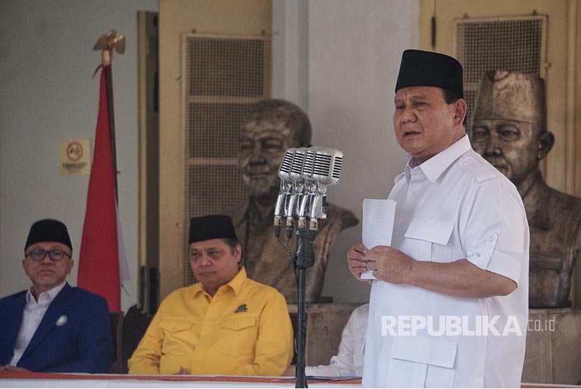 Ketua Umum Partai Gerindra Prabowo Subianto menyampaikan sambutan pada saat deklarasi dukungan Pilpres 2024 disaksikan Ketua Umum Partai Golkar,  dan Ketua Umum PKB di Museum Perumusan Naskah Proklamasi, Jakarta, Ahad (13/8/2023). 