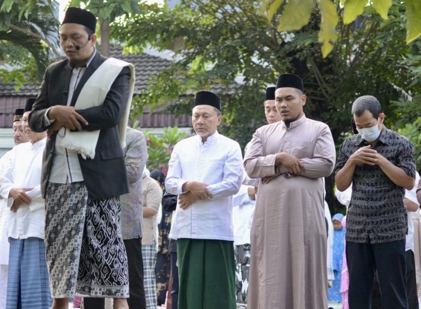 Ketua Umum PAN Zulkifli Hasan (baju putih) saat mengikuti Shalat Idul Adha 1444 Hijriah di di Masjid Al Husna, Komplek Cipinang Indah, Jakarta Timur, Kamis (29/6/2023). 