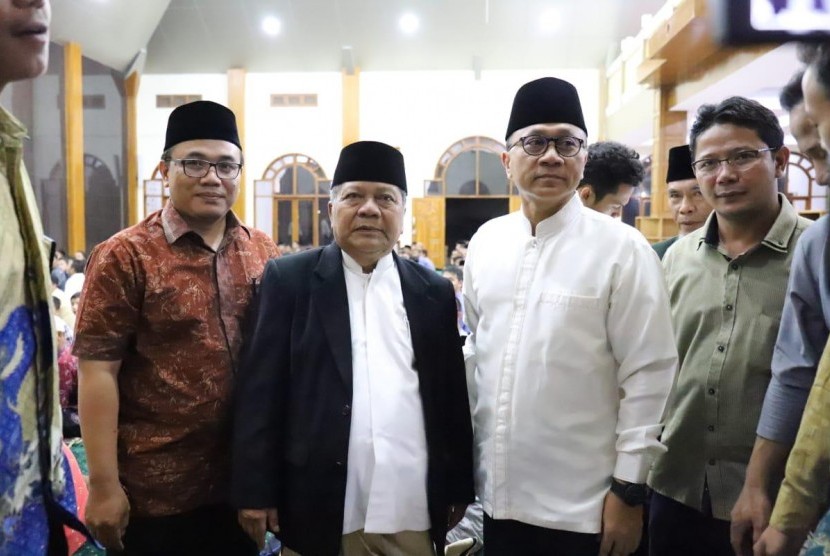 Ketua Umum PAN Zulkifli Hasan bersama Calon Wakil Presiden Sandiaga Uno silaturrahmi bertemu Ketua Umum Persis yang juga tokoh Jawa Barat KH Aceng Zakaria di Pondok Pesantren Ranca Bango Garut, Senin (15/10) malam.