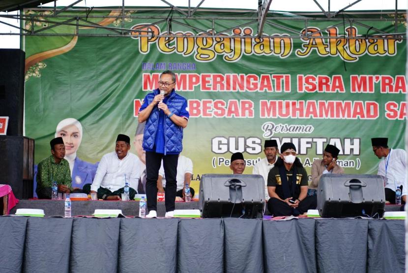 Ketua Umum PAN Zulkifli Hasan bersama Gus Miftah berkeliling Provinsi Lampung dalam rangka salawat dan doa bersama menyambut Isra Miraj.