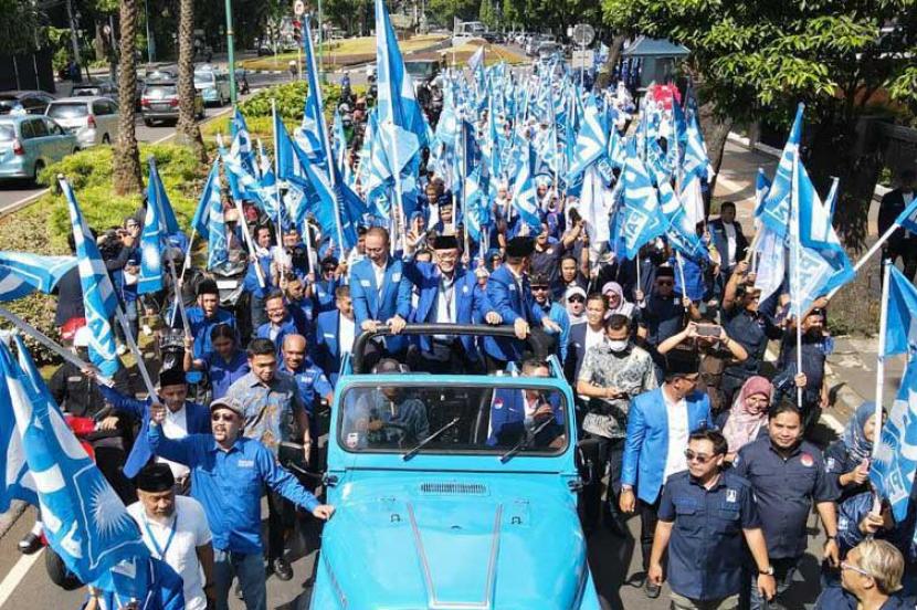 Ketua Umum PAN Zulkifli Hasan bersama kader melakukan parade saat akan melakukan pendaftaran bakal caleg PAN di Kantor KPU RI, Jakarta, Jumat (12/5/2023). 