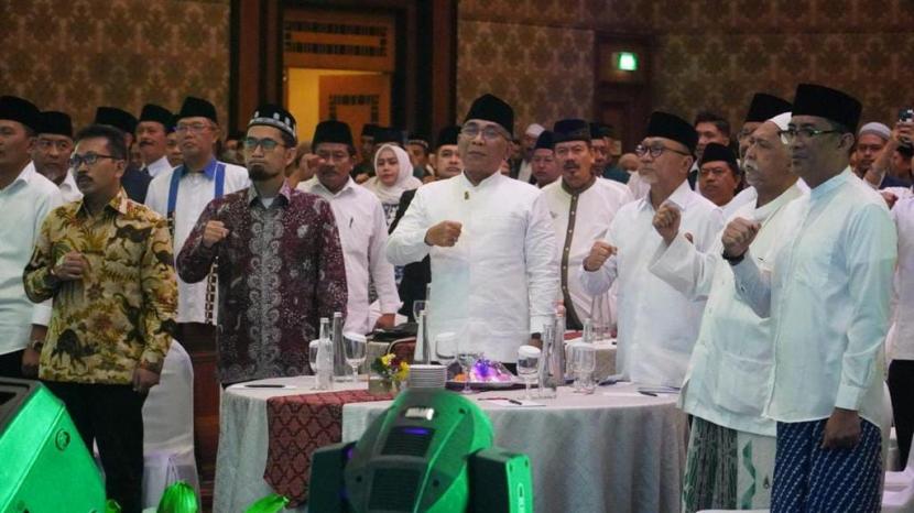 Ketua Umum PAN Zulkifli Hasan bersama Ketua Umum PBNU KH Yahya Cholil Staquf saat peringatan Satu Abad NU di Surabaya.