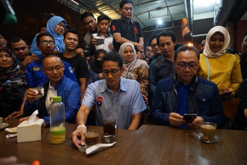 Ketua Umum PAN Zulkifli Hasan bersama Sandiaga Uno bertemu anak anak muda generasi millenial di Cafe Aceh Corner, Medan, Ahad (11/10) malam.