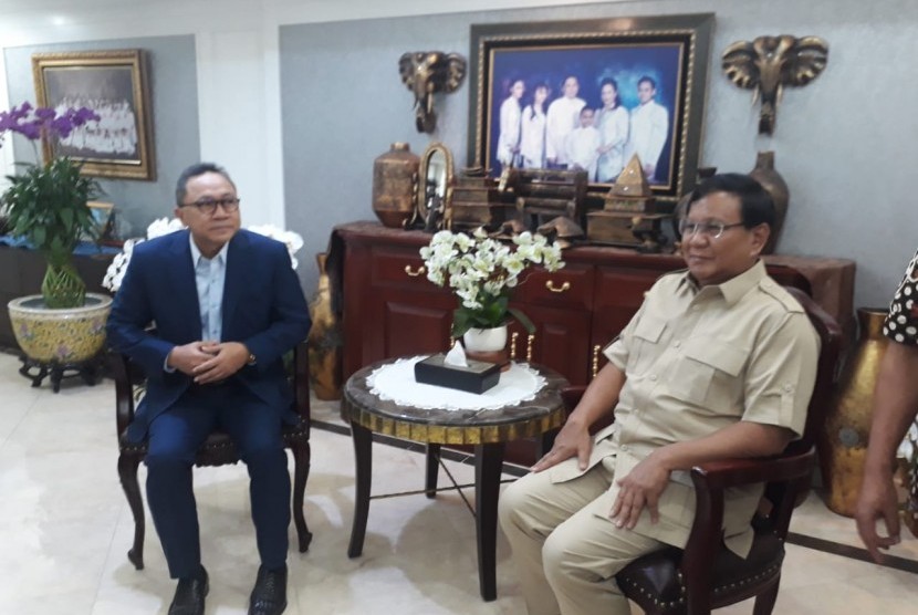 Ketua Umum PAN Zulkifli Hasan bertemu dengan Ketua Umum Partai Gerindra Prabowo Subianto, Senin (25/6). Pertemuan digelar di Rumah Dinas Ketua MPR Zulkifli Hasan, Komplek Widya Candra, Jakarta Selatan.