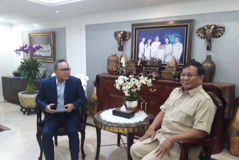 Ketua Umum PAN Zulkifli Hasan bertemu dengan Ketua Umum Partai Gerindra Prabowo Subianto, Senin (25/6). Pertemuan digelar di Rumah Dinas Ketua MPR Zulkifli Hasan, Komplek Widya Candra, Jakarta Selatan.