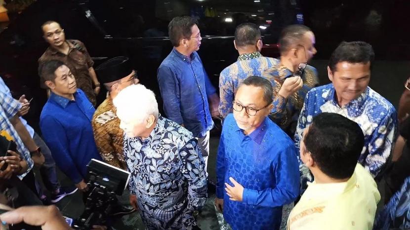 Ketua Umum PAN Zulkifli Hasan bertemu Ketua Umum Golkar Airlangga Hartarto di Kantor DP Golkar, Jakarta, Kamis (12/3).(Republika/Arif Satrio Nugroho)
