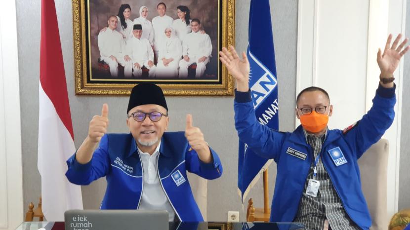 Ketua Umum PAN Zulkifli Hasan (kiri) dan Sekjen PAN Eddy Soeparno dalam acara halal bihalal virtual dengan kader PAN. (ilustrasi)