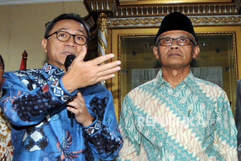 Ketua Umum PAN Zulkifli Hasan (kanan) bersama Ketua Umum Muhammadiyah Haedar Nashir memberikan penjelasan kepada wartawan usai acara pertemuan di Jakarta, Senin (15/2).