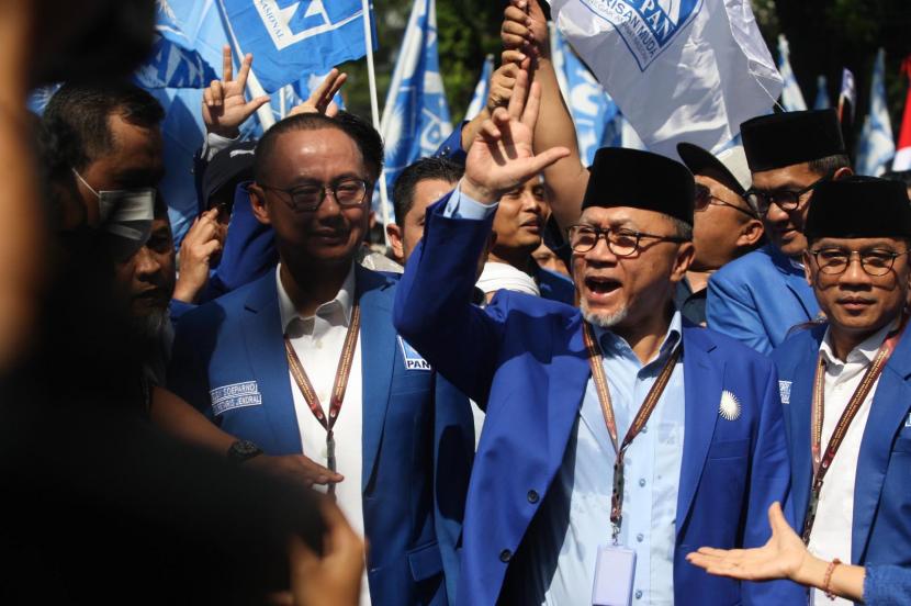 Ketua Umum PAN Zulkifli Hasan (kanan) bersama Sekjen PAN Eddy Soeparno (kiri) saat akan melakukan pendaftaran bakal caleg PAN di Kantor KPU RI, Jakarta, Jumat (12/5/2023). 