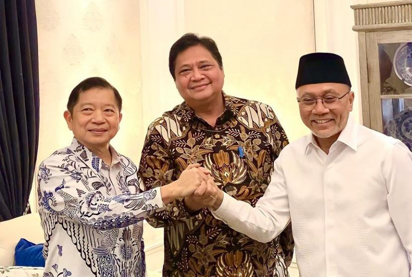 Ketua Umum PAN Zulkifli Hasan (kanan), Ketua Umum PPP Suharso Monoarfa (kiri) dan Ketua Umum Partai Golkar Airlangga Hartarto, saat kesepakatan membangun Koalisi Indonesia Bersatu (KIB). 