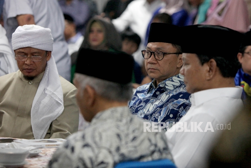 Ketua Umum PAN Zulkifli Hasan (kedua kanan), bersama Ketua Majelis Kehormatan PAN Amien Rais (kkedua anan),Ketua Umum Partai Gerindra Prabowo Subianto (kanan) dan Ulama AA Gymnastiar (kiri)