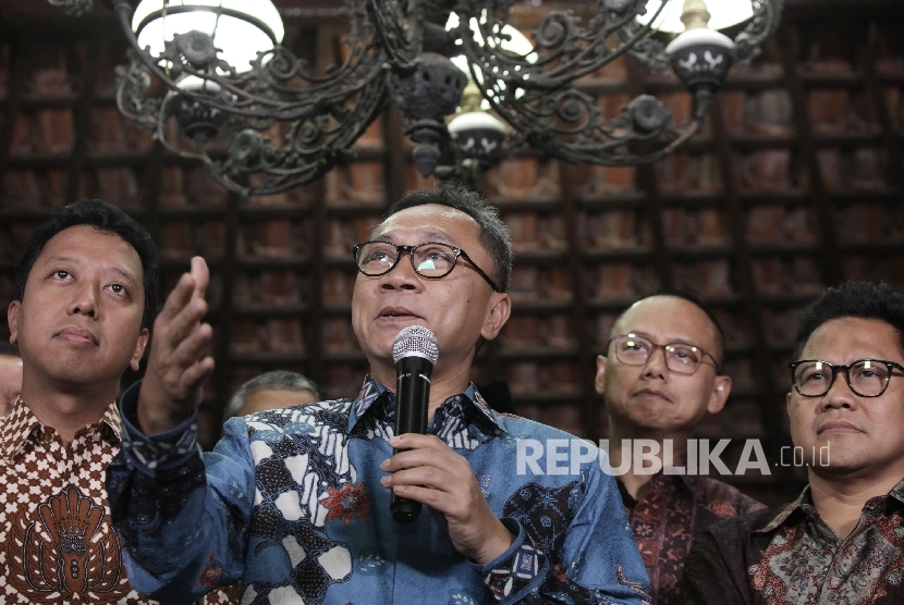  Ketua Umum PAN Zulkifli Hasan (kedua kiri) bersama Ketua Umum PPP Romahurmuziy (kiri) dan Ketua Umum PKB Muhaimin Iskandar (kanan) memberikan keterangan pers kepada awak media 