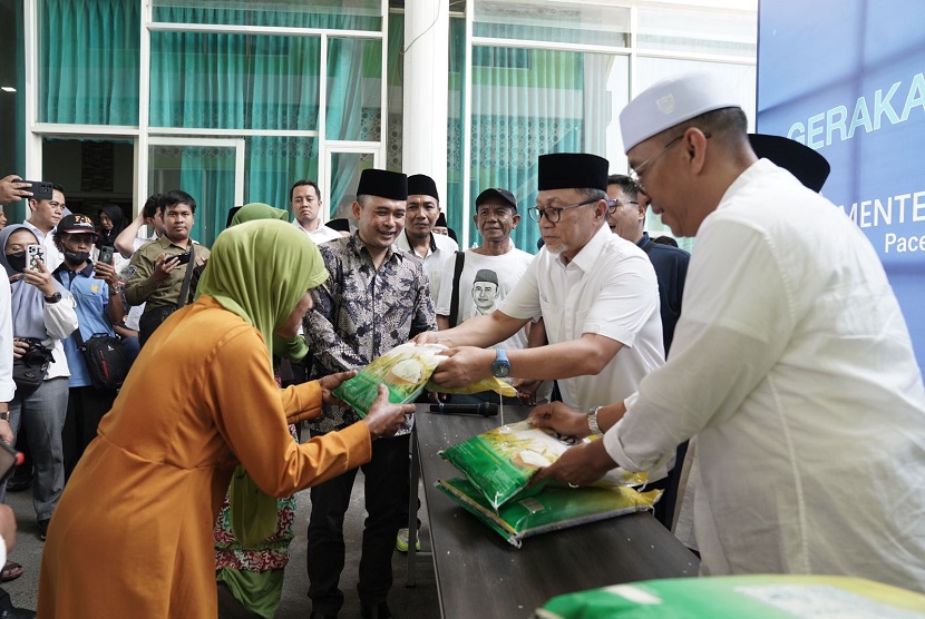 Ketua Umum PAN Zulkifli Hasan kembali memberikan bantuan bahan pokok untuk masyarakat. Kali ini, Zulhas mentraktir warga Ponorogo, Jawa Timur bahan pokok berupa beras.