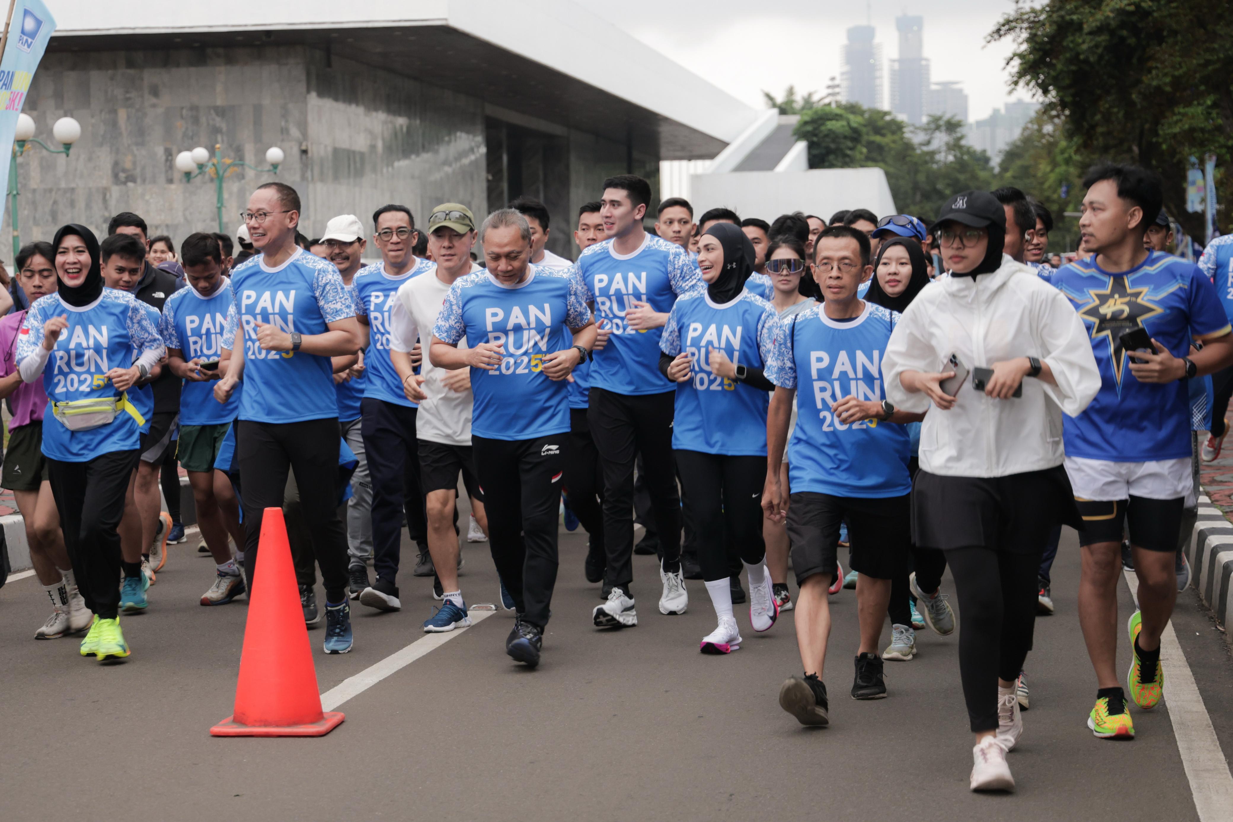 Ketua Umum PAN Zulkifli Hasan, Ketua Fraksi PAN DPR Putri Zulkifli Hasan, dan mantan pelatih timnas sepak bola Indonesia Shin Tae-yong (kaos putih bertopi) mengikuti PAN RUN 2025.