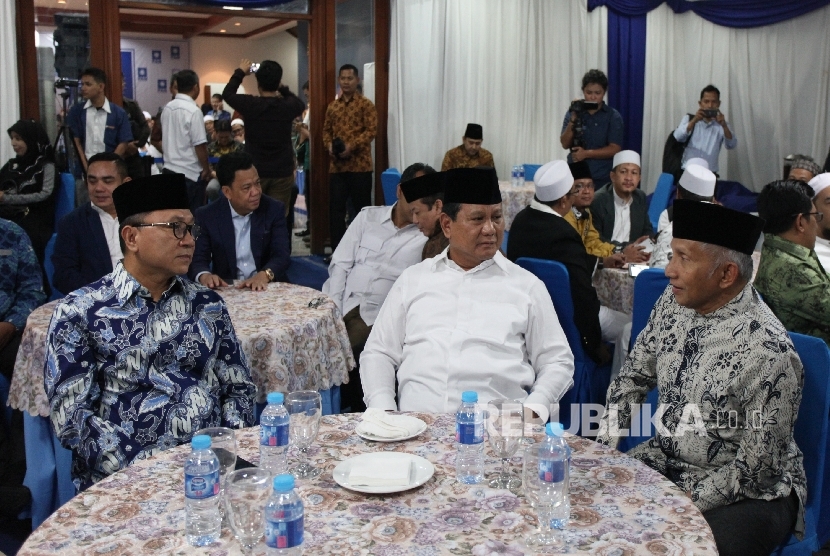 Ketua Umum PAN Zulkifli Hasan (kiri), bersama Ketua Majelis Kehormatan PAN Amien Rais (kanan), dan Ketua Umum Partai Gerindra Prabowo Subianto (tengah)