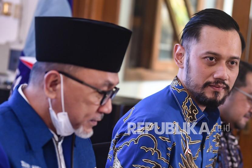 Ketua Umum PAN Zulkifli Hasan (kiri) bersama Ketua Umum Partai Demokrat Agus Harimurti Yudhoyono (kanan) melakukan pertemuan di kantor DPP PAN, Jakarta, Rabu (29/7/2020). Pertemuan tersebut membahas sejumlah isu nasional termasuk pembahasan rencana koalisi pada Pilkada 2020.