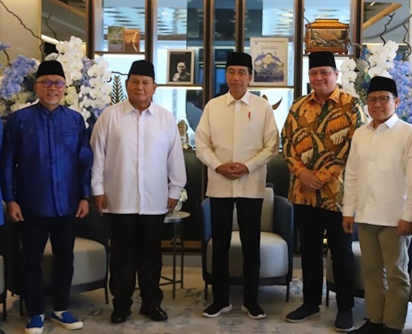 Ketua Umum PAN Zulkifli Hasan (kiri) bersama ketua umum partai pengusung Prabowo Subianto dan Presiden Jokowi.
