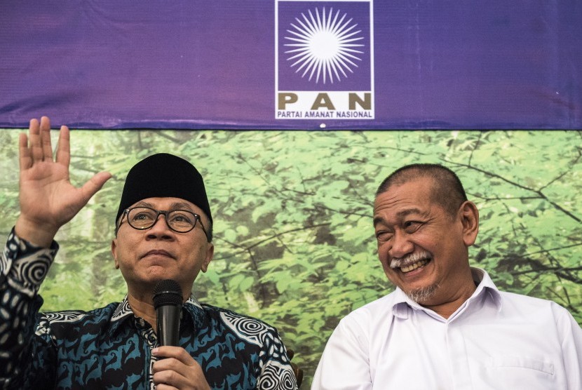 Ketua Umum PAN Zulkifli Hasan (kiri) didampingi Wakil Gubernur Jawa Barat Deddy Mizwar (kanan) menyampaikan keterangan kepada wartawan mengenai Calon Gubernur Jawa Barat di Bandung, Jawa Barat, Rabu (25/10). 