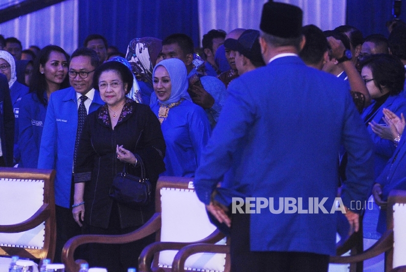 Ketua Umum PAN Zulkifli Hasan (kiri), Ketua Umum PDIP Megawati Soekarno Putri (kedua kiri) hadir saat mengikuti pembukaan Rakernas II & Silaknas Partai Amanat Nasional di Jakarta, Ahad (29/5)malam.