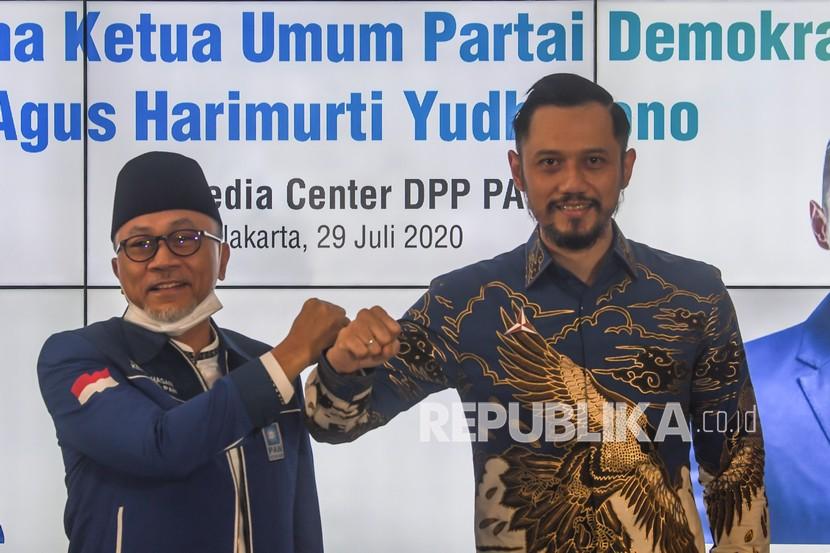 Ketua Umum PAN Zulkifli Hasan (kiri) melakukan salam dengan Ketua Umum Partai Demokrat Agus Harimurti Yudhoyono (kanan) saat pertemuan di kantor DPP PAN, Jakarta, Rabu (29/7/2020). Pertemuan tersebut membahas sejumlah isu nasional termasuk pembahasan rencana koalisi pada Pilkada 2020. 