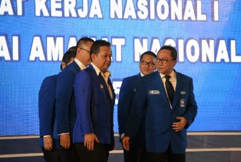 Ketua Umum PAN Zulkifli Hasan melantik pengurus DPP PAN periode 2015-2020 di Jakarta, Selasa (6/5) malam WIB.