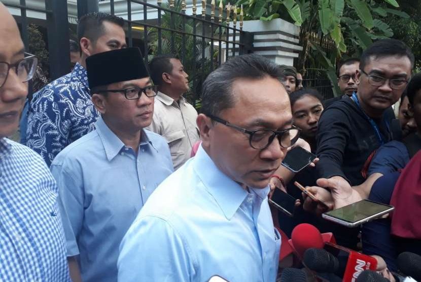 Ketua Umum PAN Zulkifli Hasan memberikan keterangan pers terkait pertemuan ketua umum partai koalisi pendukung Prabowo - Sandiaga yang akan digelar di kediaman Prabowo Subianto, Jakarta, Jumat (7/9).