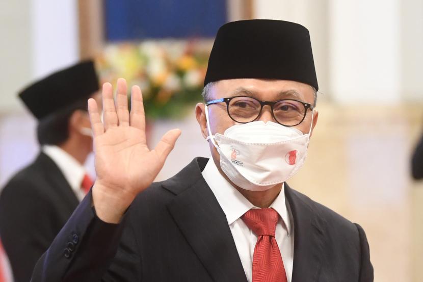 Ketua Umum PAN Zulkifli Hasan memberikan salam sebelum upacara pelantikan menteri dan wakil menteri Kabinet Indonesia Maju sisa masa jabatan periode 2019-2024 di Istana Negara, Rabu (15/6/2022). Presiden Joko Widodo secara resmi melantik Menteri Perdagangan Zulkifli Hasan, Menteri ATR/BPN Hadi Tjahjanto, Wamen ATR Raja Juli Antoni, Wamendagri John Wempi Watipo dan Wamenaker Afriansyah Noor.