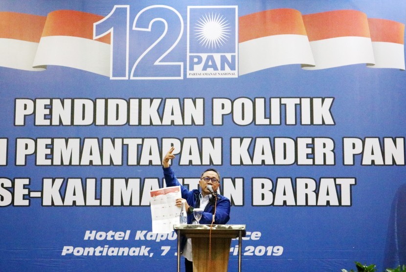 Ketua Umum PAN Zulkifli Hasan memperlihatkan contoh surat suara yang digunakan caleg untuk kampanye saat Pendidikan politik dan pemantapan kader PAN se-Kalbar di Pontianak, Senin (7/1/2019). 
