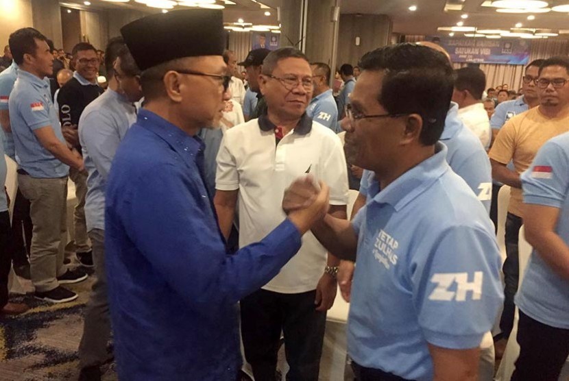 Ketua Umum PAN Zulkifli Hasan menemui pendukungnya dalam kegiatan malam konsolidasi DPW/DPD PAN se-Indonesia di Hotel Mercure Makssar, Sulawesi Selatan, Jumat, (7/2/), malam. 
