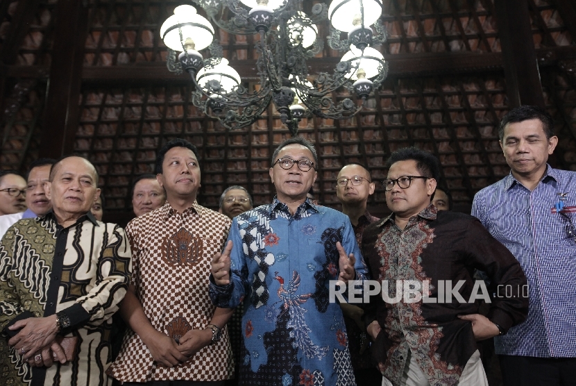 Ketua Umum PAN Zulkifli Hasan (tengah) bersama Ketua Umum PPP Romahurmuziy (kedua kiri), Ketua Umum PKB Muhaimin Iskandar (kedua kanan), dan Sekjen Partai Demokrat Hinca Panjaitan (kanan) memberikan keterangan pers kepada awak media seusai melaksanakan rap