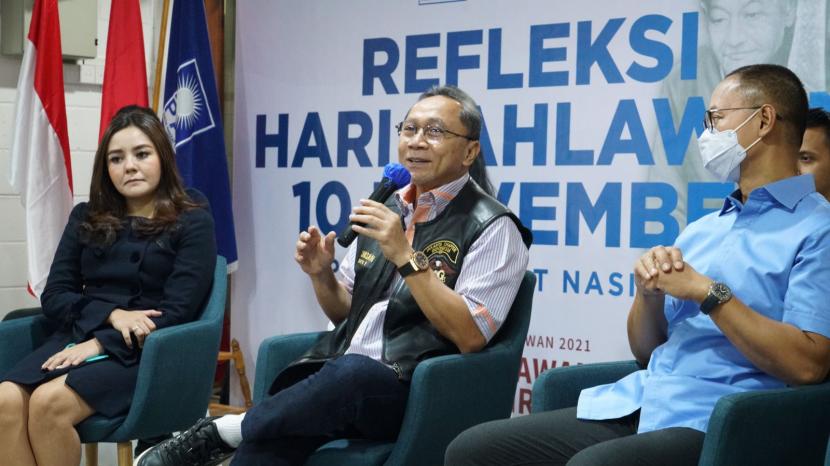 Ketua Umum PAN Zulkifli Hasan (tengah), Sekjen PAN Eddy Soeparno, saat berbicara dalam kegiatan Refleksi Hari Pahlawan yang diselenggarakan DPP PAN, Rabu (10/11).