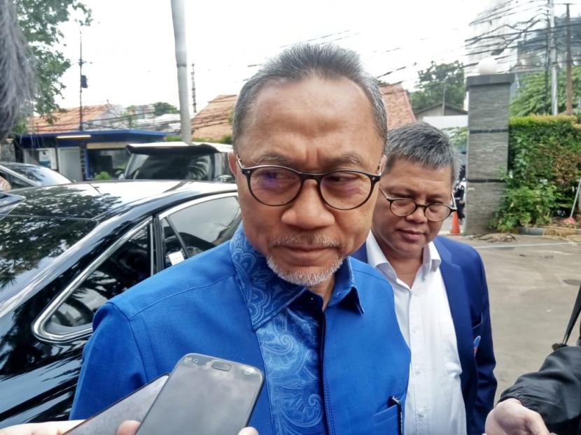 Ketua Umum PAN, Zulkifli Hasan usai bertemu dengan Ketua Umum Partai Nasdem, Surya Paloh di kantor DPP Partai Nasdem, Gondangdia, Jakarta, Selasa (10/3).(Republika/Nawir Arsyad Akbar)