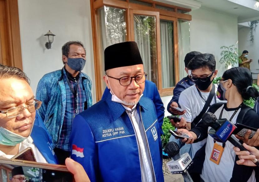 Ketua Umum PAN Zulkifli Hasan usai menemui Ketua Umum Partai Demokrat Agus Harimurti Yudhoyono (AHY) di kantor DPP PAN, Jakarta, Rabu (29/7).