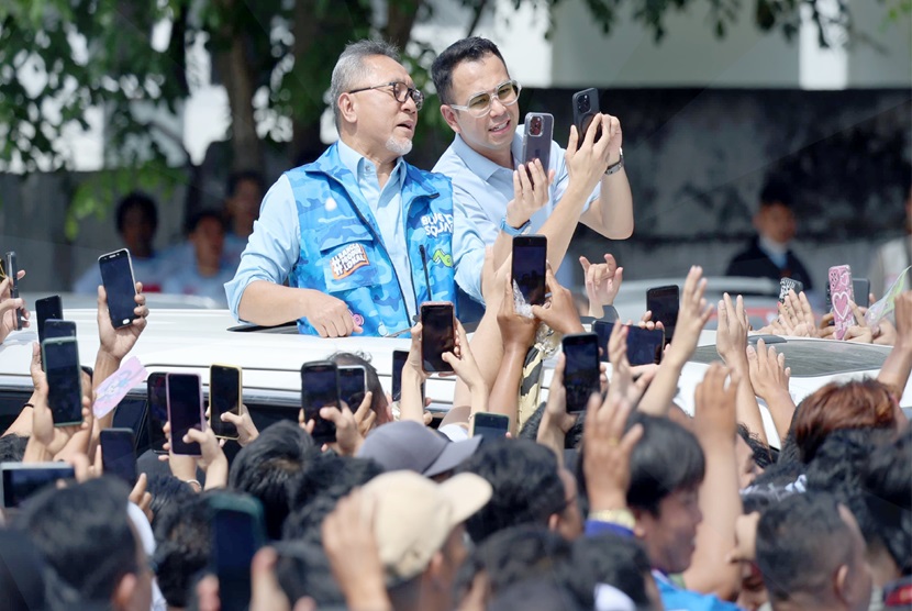 Ketua Umum PAN Zulkifli Hasan (Zulhas) membawa publik figur Raffi Ahmad saat Capres Prabowo berkampanye di Bandar Lampung, hari ini. Kampanye tersebut juga disambut riuh oleh para pendukung Prabowo-Gibran. 