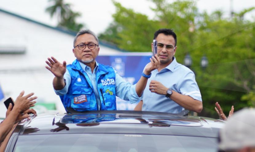 Ketua Umum PAN Zulkifli Hasan (Zulhas) membawa publik figur Raffi Ahmad saat Capres Prabowo berkampanye di Bandar Lampung, Kamis (10/1/2024).