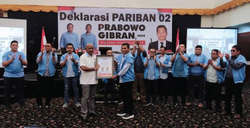 Ketua Umum PARIBAN 02 (Prabowo Gibran) Benlis Butarbutar menyerahkan plakat. 